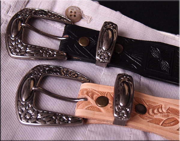 革ベルト・ファッションベルト 微妙に切り込みを入れた型押し カービング風 型押しプンターレ付きベルト バックルについて