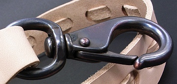 ポイントの紹介　１枚革の編みこみ＆大おきなナスカンのユニセックスモデル　バラエティに富む着こなしとワイルド感が楽しめます　バックルについて・ブラック