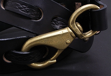 ポイントの紹介　１枚革の編みこみ＆大おきなナスカンのユニセックスモデル　バラエティに富む着こなしとワイルド感が楽しめます　バックルについて・アンティークゴールド