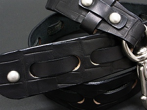 ポイントの紹介　１枚革の編みこみ＆大おきなナスカンのユニセックスモデル　バラエティに富む着こなしとワイルド感が楽しめます　-帯デザイン-について