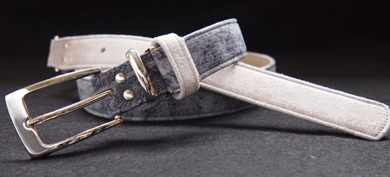 革ベルト・ファッションベルト 穴がなく、優しい風合いと淡い色味が特徴の高級感溢れる山羊革ベルト ベース:ブルーグレー 剣先:ホワイトベージュ 革ベルト・ファッションベルト 穴がなく、優しい風合いと淡い色味が特徴の高級感溢れる山羊革ベルト ベース:ブルーグレー 剣先:ホワイトベージュ