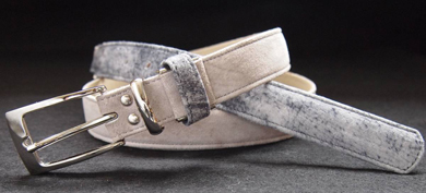 革ベルト・ファッションベルト 優しい風合いと淡い色味が特徴の高級感溢れる山羊革ベルト ベース:ホワイトベージュ 剣先:ブルーグレー 革ベルト・ファッションベルト 優しい風合いと淡い色味が特徴の高級感溢れる山羊革ベルト ベース:ホワイトベージュ 剣先:ブルーグレー