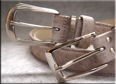 革ベルト・ファッションベルト 優しい風合いと淡い色味が特徴の高級感溢れる山羊革ベルト バックルについて 革ベルト・ファッションベルト 優しい風合いと淡い色味が特徴の高級感溢れる山羊革ベルト バックルについて