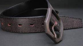 使い込んだようなおしゃれな革とバックルの組み合わせ